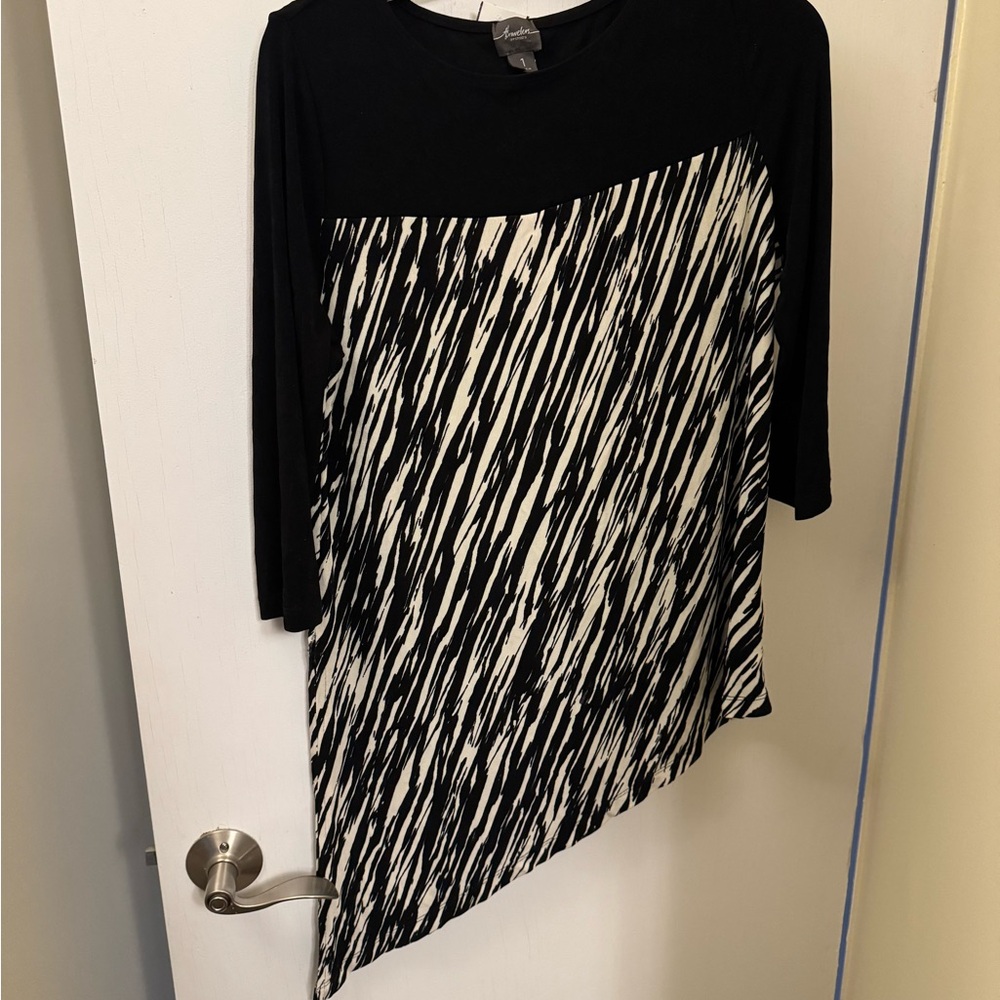 Chico’s Travellers Stylish Black and White Asymmetrical Tunic. Like  Sympli